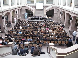 Expertendiskussion im Lichthof der HAWK in Holzminden vor mehr als 200 Studierenden und Experten aus