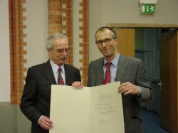 HAWK-Präsident Prof. Dr. Johannes Kolb (links) überreicht Dr. Erwin Stadlbauer die Ernennungsurkunde
