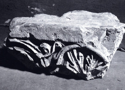 Gesucht: Stein-Fragmente wie diese aus St. Michael. (Bildnachweis: Foto aus „Der vergrabene Engel“ v