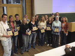 Die ersten Studierenden bekommen bei der feierlichen Studiengangser&ouml;ffnung von Dekanin Prof. Dr