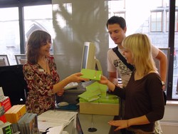 Gabriele Klimek von der tourist information in der Schalterhalle der HAZ hat die Studierendenkalende