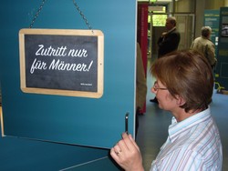 Studiendekanin Prof. Dr. Gisela Ohms blickt in die Männerwelt der Ausstellung ?Technik im Korse