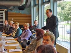 HAWK-Präsident Prof. Dr. Dr. h.c. Martin Thren begrüßt die Personalratsmitglieder im