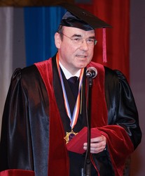 Prof. Dr. Martin Thren im Talar: Die Bauuniversität Rostov am Don hat den HAWK-Präsidenten