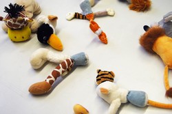 Laura Lenk hat mit den Gliedma&szlig;en von Pl&uuml;schtieren experimentiert.