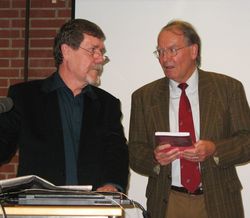 Prof. Dr. Udo Wilken (rechts) überreicht Prof. Dr. Friedhelm Vahsen bei der Feierstunde ein eig