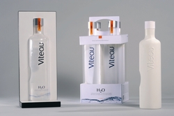 Alexander Selbach ist mit seiner Mineralwasserflasche und Umverpackung ?Viteau? für den Deutsch