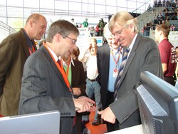 HAWK-Prof. Wolfgang Viöl setzt Finanzminister Hartmut Möllring (rechts) mit einer Plasmala