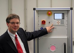 Prof. Dr. Wolfgang Viöl vor einer Plasmaanlage.