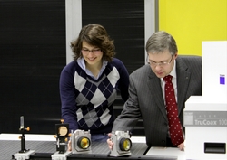 Arbeit am Laser - Master-Studentin Jennifer Hoffmeister mit Prof. Dr. Wolfgang Viöl