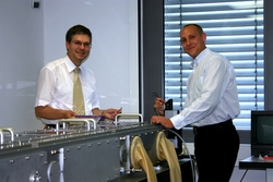 Prof. Dr. Wolfgang Viöl (li.) und Dipl.-Ing. MSc. Arndt Wolkenhauer  von der HAWK-Fakultät Naturwiss