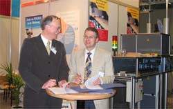 Klaus W. Gerstenberg von der Firma Tigres (links) und Prof. Dr. Wolfgang Viöl unterzeichnen den erst