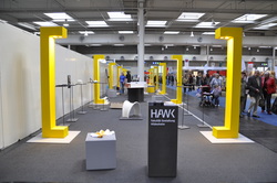 Die zwölf gelb leuchtenden Klammern rhythmisieren den mehr als 30 Meter langen Stand in fü