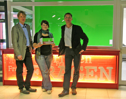 Anne Scheler, Rolf Behme und Prof. Günter Weber (links) präsentieren die neu verblendete T