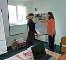 Dr. Angela Weyer vom Hornemann Institut im Gespräch mit der polnischen Projekt-Koordinatorin Ma