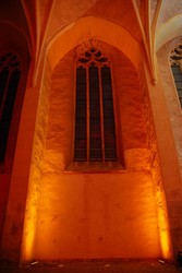 Ein bernsteinfarbenes Streiflicht hebt während der Beleuchtungsprobe zwei Stützen des goti