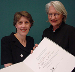 Vizepräsidenten Prof. Dr. Cornelia Behrens (links) überrreicht Anna Katharina Zülch die Ernennungsur
