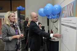 Vizepräsidentin Prof. Dr. Annette Probst und Professor Stefan Wölwer setzen die blauen Pun