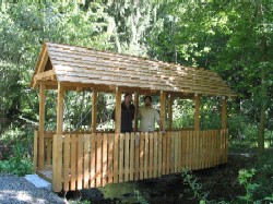Andreas Mavrogiakoumos mit FAm. Dietmar Sohns auf einer neuen Douglasien Holzbrücke im Revier Kupfer
