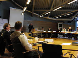 Prof. Dr. Martin Thren, Präsident der HAWK, begrüßt die TeilnehmerInnen