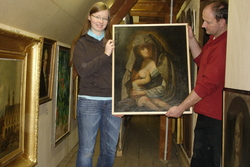 In der HAWK restauriertes Gemälde wird an Herrn Meissner, Magazinverwalter im Stadtmuseum Gosla