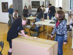 Studierende der HAWK und der Uni Göttingen bei der Verpackung der Kunstsammlung der Göttin