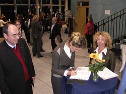 Kultusministerin Elisabeth Heister-Neumann trägt sich ins Gästebuch der Fakultät ein.