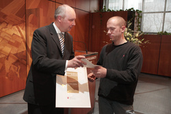 Wirtschaftsminister Bode übergibt den Förderpreis an Metallgestalter Hiawatha Seiffert