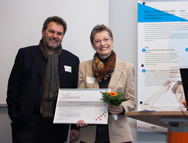 Prof. Dr. Stark &uuml;berreicht Mitgliedsurkunde an Prof. Katja Scholz-B&uuml;rig