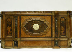 Diese Lade gehörte der Tischlergesellenbruderschaft zu Braunschweig und ist inschriftlich auf d