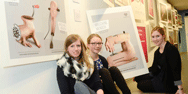 Marike Lüders, Anna Haas und Wiebke Hoyer vor ihren Plakaten zum Thema ?Maschine Mensch? in der