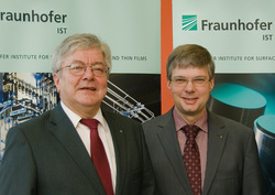 Prof. Dr. Günter Bräuer Leiter des Fraunhofer IST, und Prof. Dr. Wolfgang Viöl, HAWK-