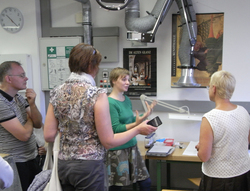  Master-Studentin Zane Kelere präsentiert Methoden der Konservierung von gefassten Holzobjekten