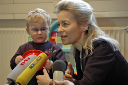 Die damalige Bundesfamilienministerin Ursula von der Leyen hat 2006 die HAWK-Modellkrippe eröff