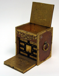 Kästchen nach der Konservierung und  Restaurierung im offenen Zustand