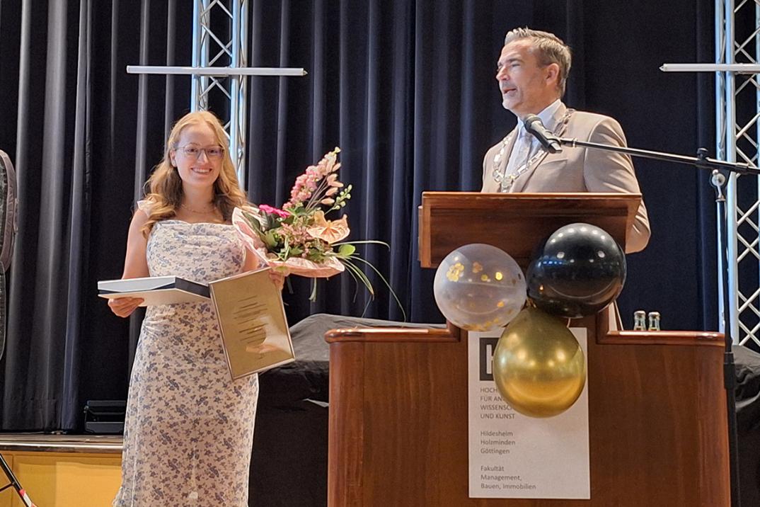Feierliche Übergabe des Haarmann-Preis 2026: (v.l.) Johanna Heinemann und Bürgermeister Christian Belke