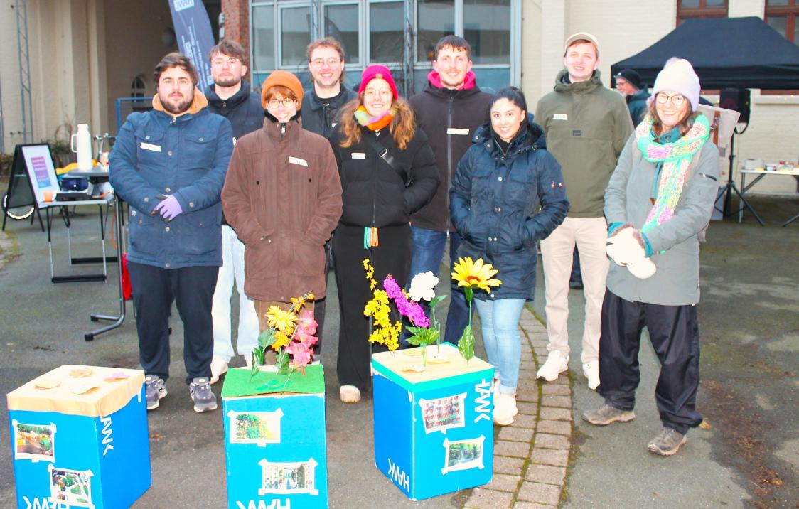 Juliane Steinmann, rechts im Bild, mit der Projektgruppe, auf dem Gelände der alten Hohnsengrundschule