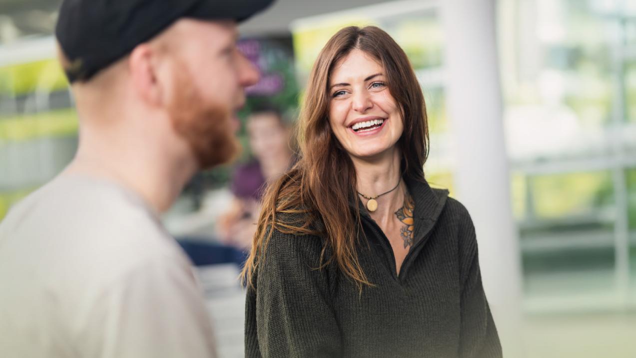 Studendierende unterhalten sich an der Hochschule